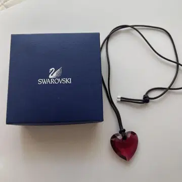Swarovski 빨간색 하트 모양 목걸이