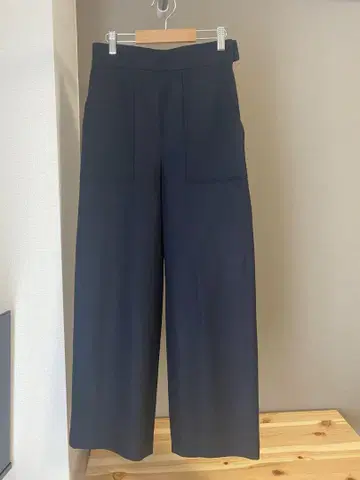 MACPHEE 네이비 와이드 팬츠 앞면 뒷면 포켓 부착 울 소재