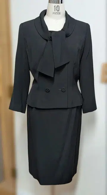 유키토리이 롤 타이 칼라 스커트 수트