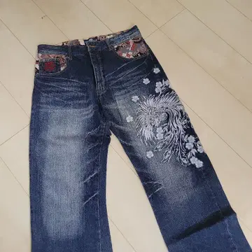 호텐 용과 벚꽃 자수 장식 다크 블루 데님 팬츠