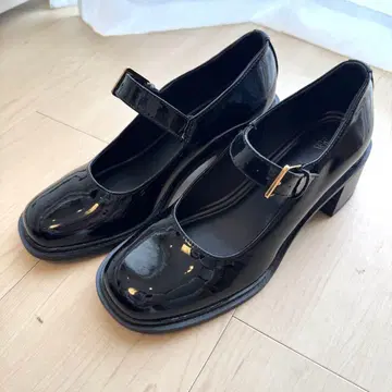 ZARA 블랙 에나멜 멜리 제인 펌프스
