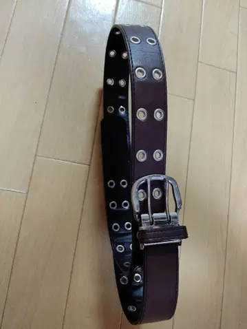 스터드 장식 가죽 벨트 브라운과 블랙