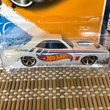 Hot Wheels 70 DODGE HEMI CHALLENGER