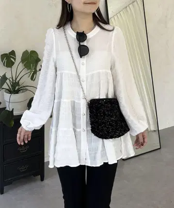 펄 버튼 셔링 티어드 블라우스