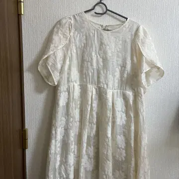 아이보리 꽃무늬 반팔 원피스
