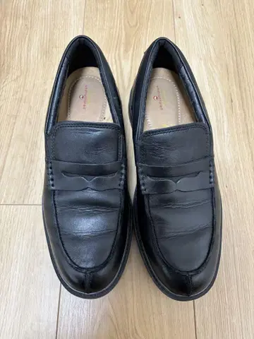 Clarks 블랙 가죽 로퍼