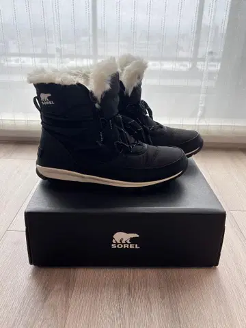 SOREL 퍼 달린 블랙 부츠