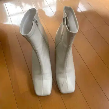 BY 부츠 스퀘어토 에크루 부티