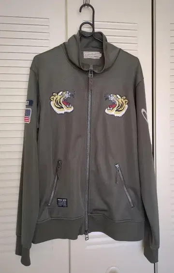 AVIREX 트랙 저지 카키