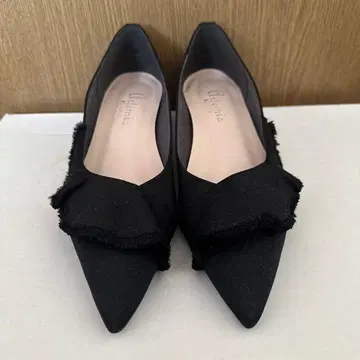 프릴 장식 블랙 스틸레토 펌프스