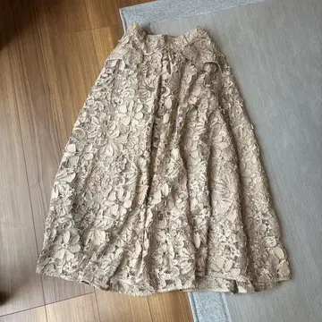 AMERI 베이지 레이스 플레어 스커트