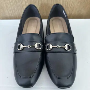 블랙 로퍼 금장 장식 포함