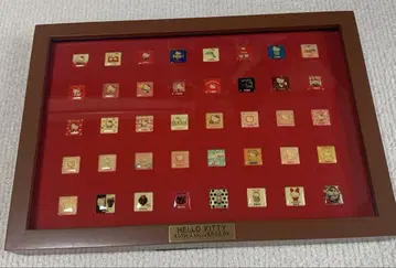 헬로키티 40주년 핀 배지