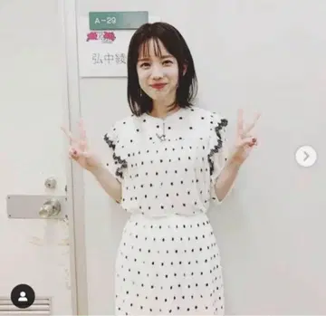 미착용 새상품 타라 자몽 도트 무늬 프릴 블라우스 히로나카 아나 착용