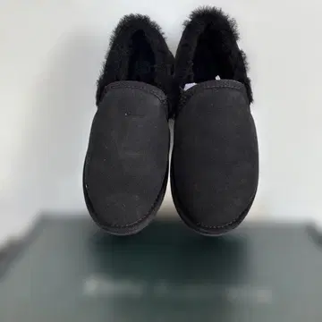 블랙 스웨이드 슬립온 무스탕 신발