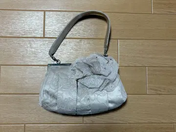 자수 장식 베이지 핸드백