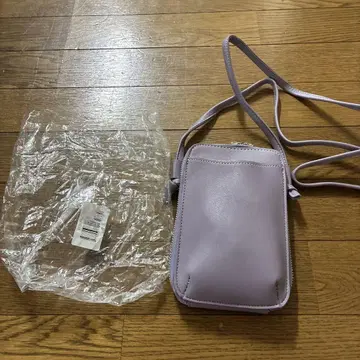 연보라색 숄더백