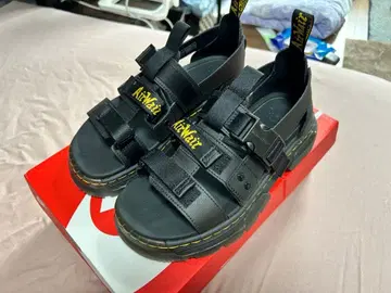 [ Dr.Martens ] PEARSON 멀티 스트랩 샌들