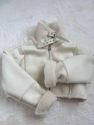 화이트 무스탕 스타일 숏 자켓
