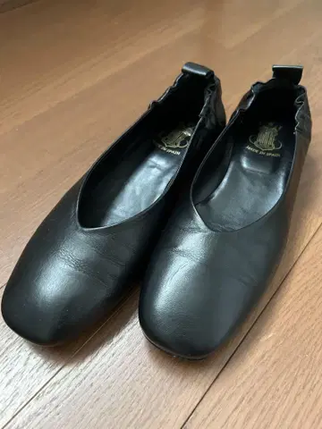 블랙 가죽 플랫슈즈