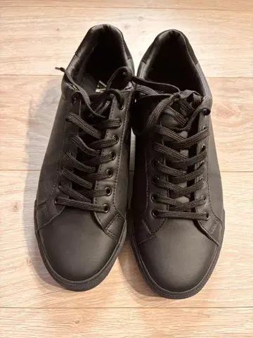 ZARA(자라)의 로우컷 블랙 스니커즈