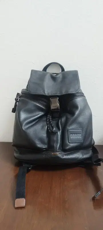 블랙 가죽 플랩 백팩
