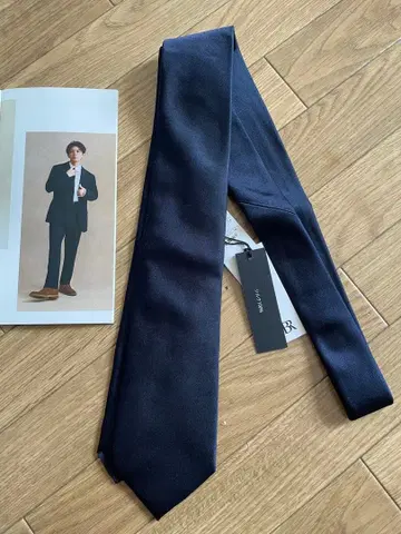 바나나리퍼블릭 기시 유타 착용 넥타이