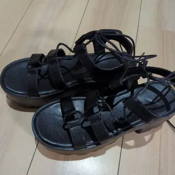 블랙 스트랩 샌들 통굽