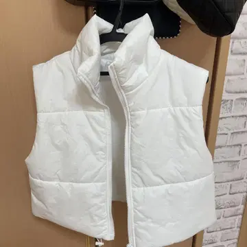 화이트 슬리브리스 다운 자켓