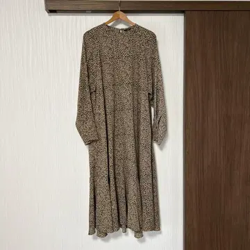 베이지와 블랙 무늬 긴팔 셔츠 원피스