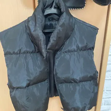 블랙 다운 베스트 지퍼 포함