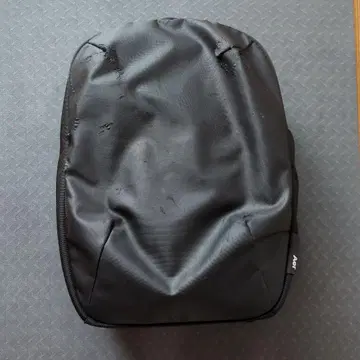 AER 블랙 백팩 표면 대머리 있음