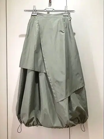 LUGIVA 형상 기억 타프타 벌룬 롱 스커트 올리브