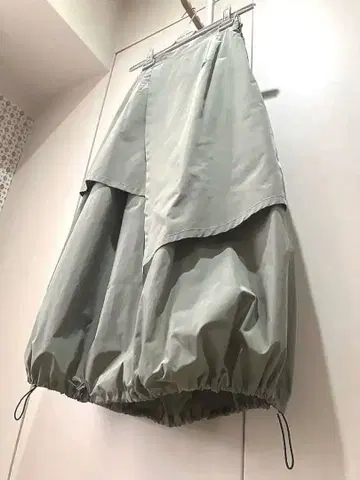 LUGIVA 형상 기억 타프타 벌룬 롱 스커트 올리브