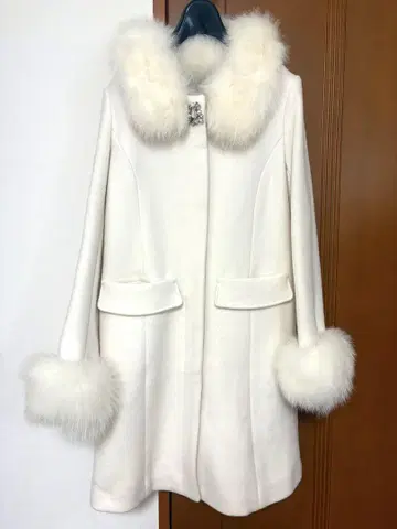 프로포션 바디 드레싱 퍼 달린 화이트 코트