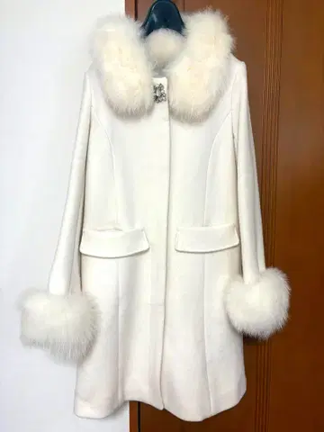 프로포션 바디 드레싱 퍼 달린 화이트 코트