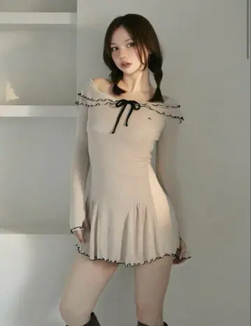 오프숄더 베이지 미니 원피스