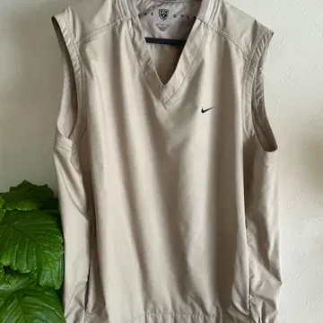 컨디션 최상 NIKE 나이키 골프 베스트 베이지 자수 로고 빅 실루엣