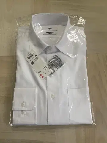 새상품 [ UNIQLO 유니클로 ] 슈퍼 논아이론 슬림 셔츠 M 사이즈