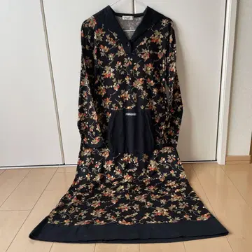 POMPADOUR 딸기 패턴 원피스 블랙