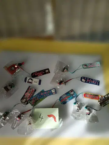 4. 지역 한정 헬로키티 스트랩 지퍼 마스코트 묶음 판매 14개