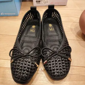 MU 꼬임 디자인 블랙 펌프스
