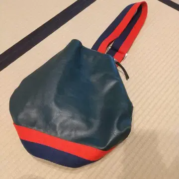 그린 컬러 숄더백 지퍼 포함