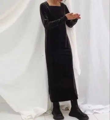 INSIIS 스퀘어넥 벨로아 원피스 차콜