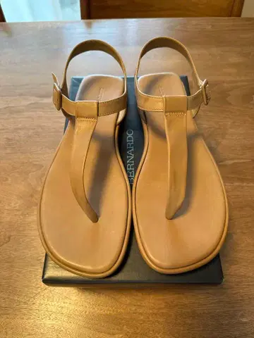 가격 인하했습니다. 베르나르도 샌들