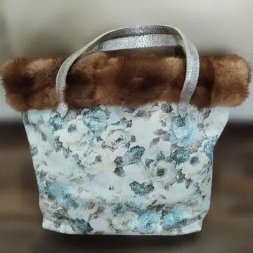 Javini Bettina 꽃무늬 퍼 밴딩 백