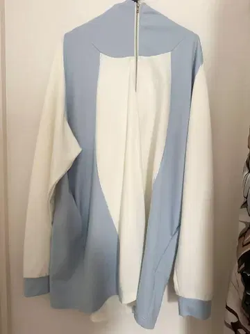 스카이블루와 화이트 집업 후드티 빅