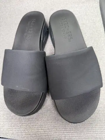 SKECHERS 블랙 슬라이드 샌들
