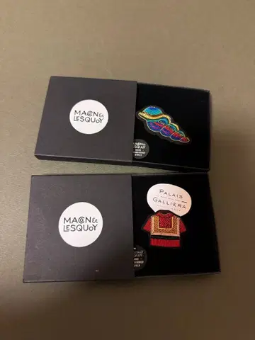 Macon & Lesquoy 배지 2개 세트