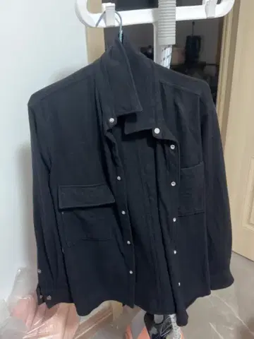 블랙 버튼 셔츠